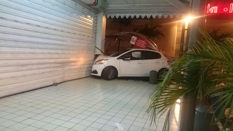 Un véhicule termine sa course au pied du leader price du Lamentin