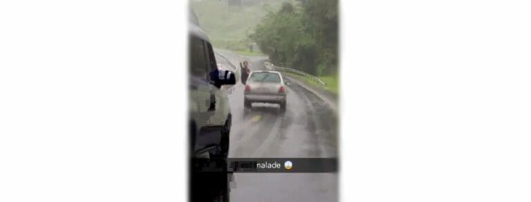 (Vidéo) Un homme roulant au milieu de la RN5 entre Ducos et Fort-de-France assis sur sa portière