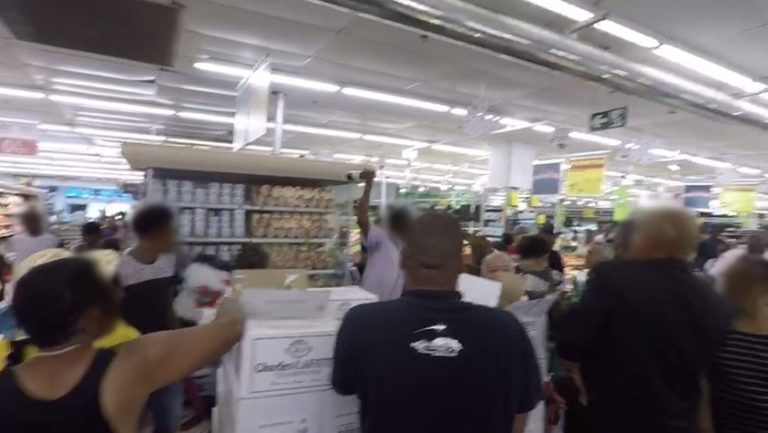 Un individu tente de frapper à coup de bouteille de champagne un homme à carrefour Dillon