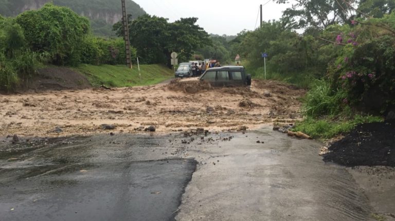 Quelques dégâts à Saint-Pierre et au Prêcheur. La route est coupée entre les deux communes