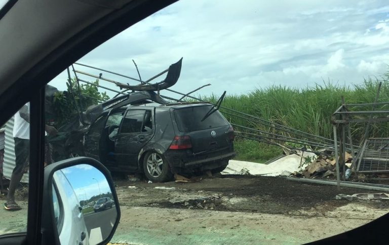 Une voiture termine sa course dans le marché de fruits et légumes à Rivière-Salée