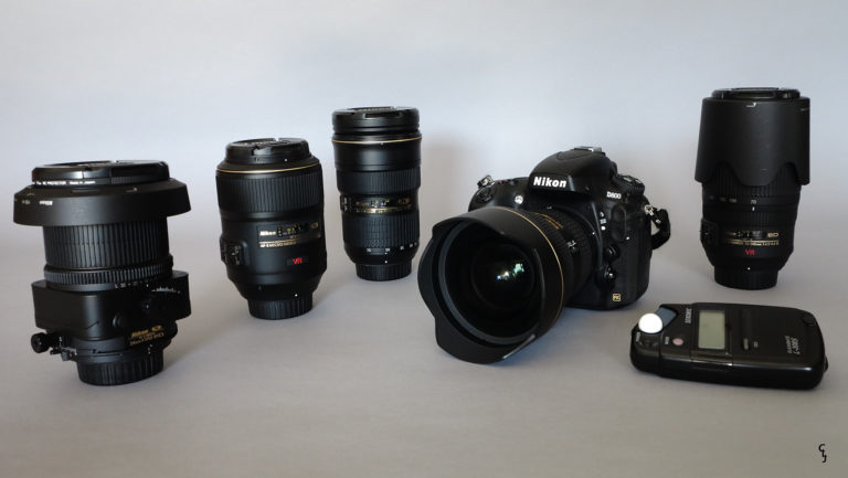 Plusieurs sacs contenant du matériel de photographie volés lors d&rsquo;un cambriolage