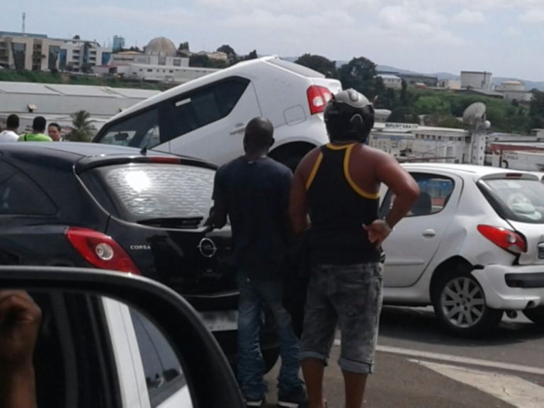 Un transporteur de véhicules perd sa marchandise sur l&rsquo;autoroute