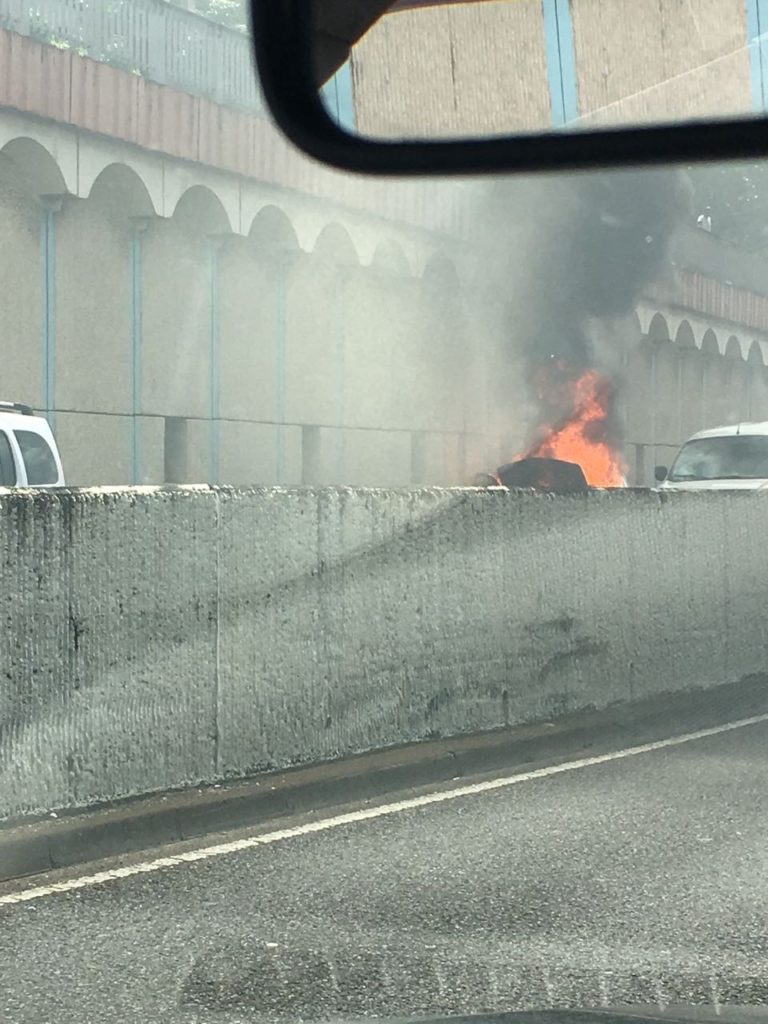 Un véhicule en feu sur la rocade à Fort-de-France