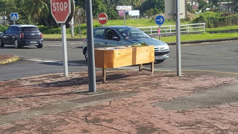 Insolite : Un cercueil retrouvé sur le bord de la route au Lamentin à Place d&rsquo;Armes