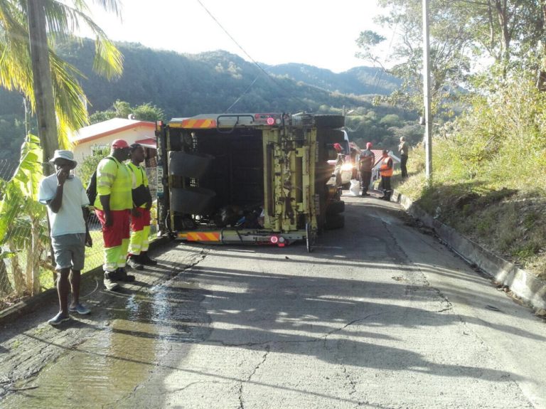 Un camion-poubelle se renverse à Rivière-Pilote