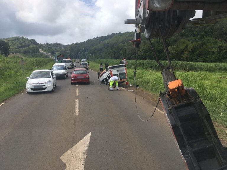 Une voiture termine sa course sur le toit entre le Robert et Trinité