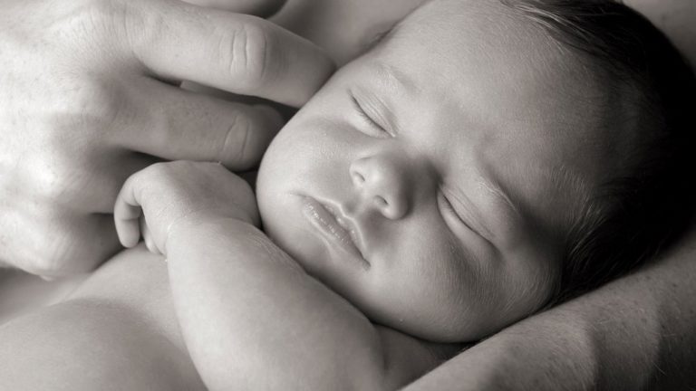 Aux Etats-Unis, recherche des câlineurs bénévoles pour cajoler des bébés nés de mères de toxicomanes.