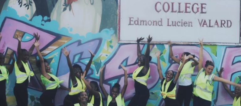 Des élèves du collège du St-Esprit chantent sur le thème de la sécurité routière avec L&rsquo;homme Paille