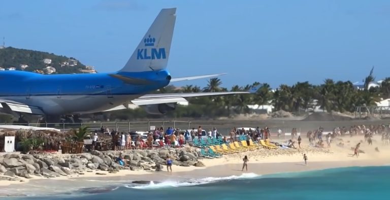 Saint-Martin : soufflée par les réacteurs d&rsquo;un avion au décollage, une toursite décède