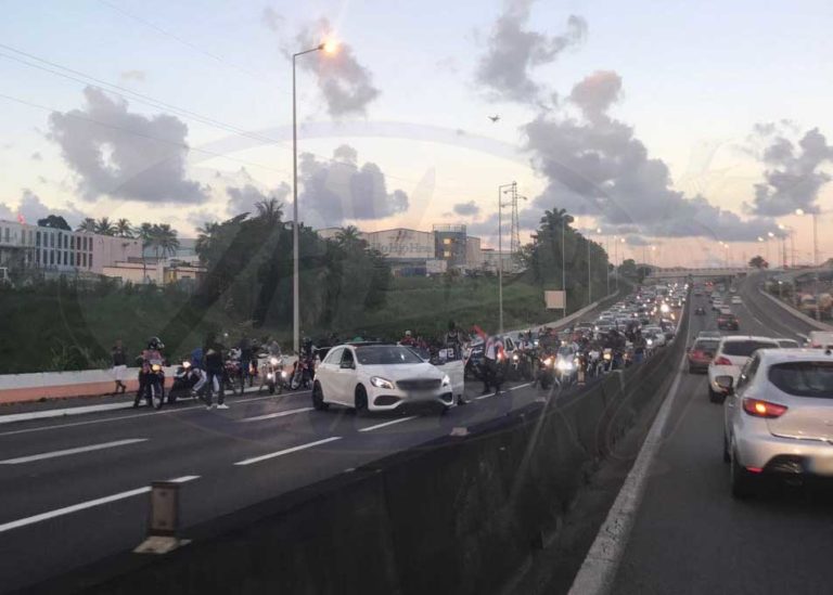 Entre temps, l&rsquo;auteur du blocage de l&rsquo;autoroute en Martinique Ninho a publié son clip vidéo