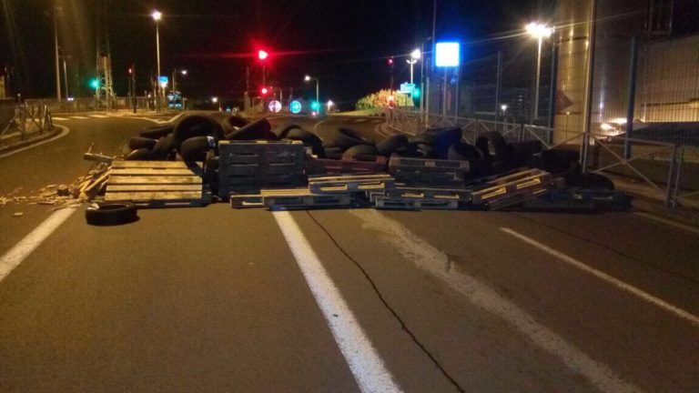 Plusieurs zones du Lamentin bloquées par des palettes et des pneus