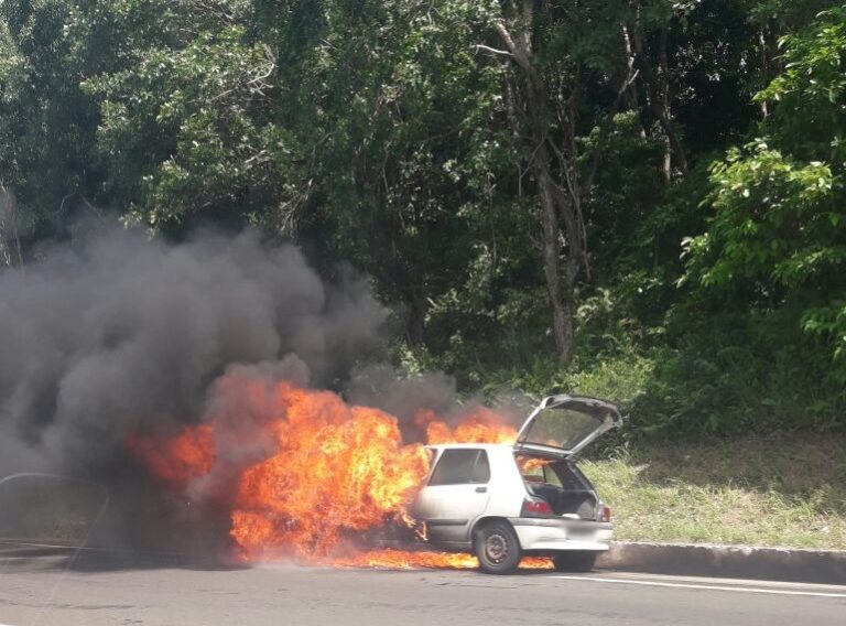 Un véhicule totalement détruit par les flammes à Trinité direction Sainte-Marie