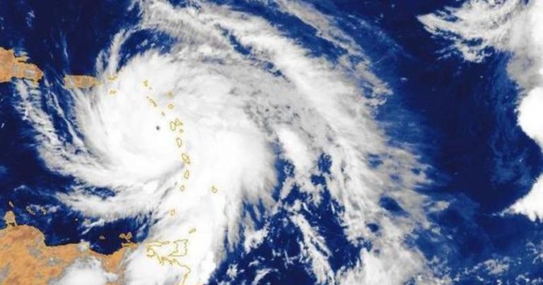 Maria rétrogradé en catégorie 4 reprend des forces et retrouve la catégorie 5