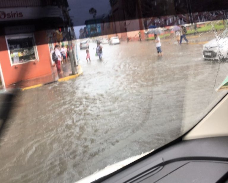 Les rues de Fort-de-France gorgées d&rsquo;eau