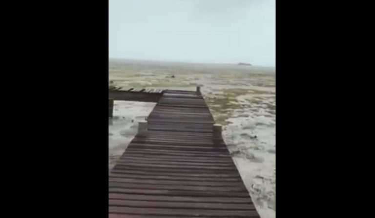 La mer disparaît totalement sous la pression de l&rsquo;ouragan IRMA au Bahamas