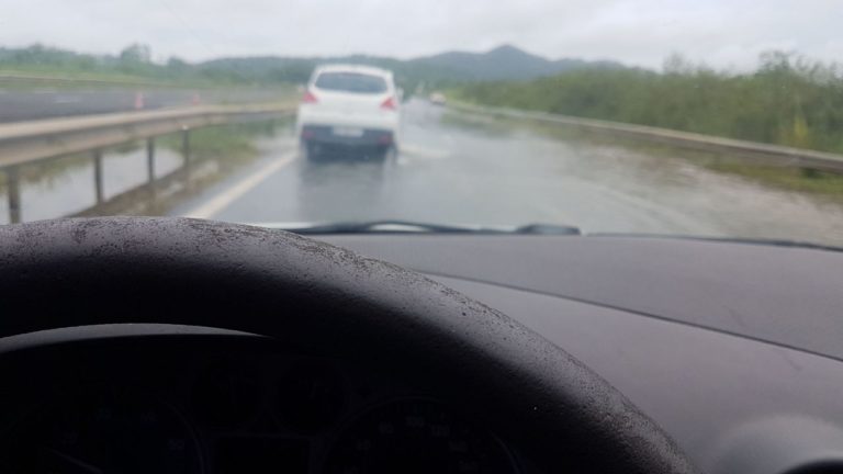 Montée des eaux : passage sur une voie sur la RN5 à Rivière-Salée