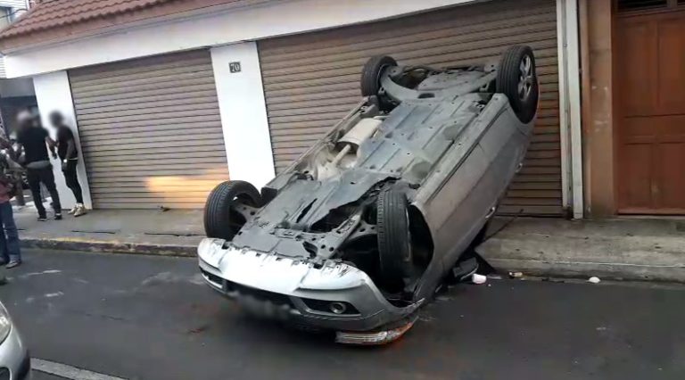 Une voiture termine sa course sur le toit dans la rue de Perrinon à Fort-de-France