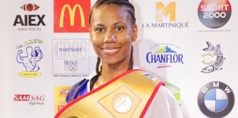 Kanelle Léger double Championne du Monde de Savate Boxe Française en séance de dédicaces