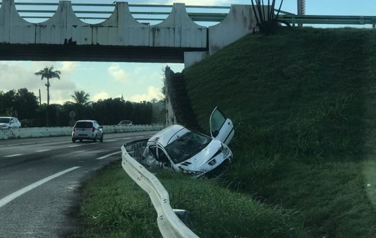 Spectaculaire accident de la route à Carrère au Lamentin
