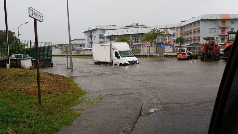 Montée des eaux à Petit-Manoir et à Place d&rsquo;Armes au Lamentin