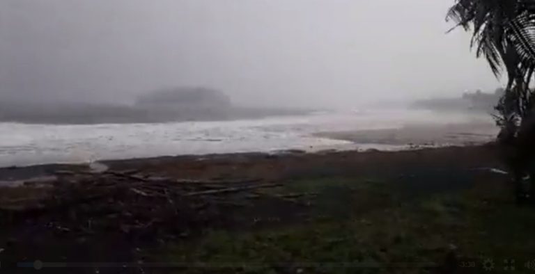 Une mer déchaînée sur la côte Atlantique de la Martinique