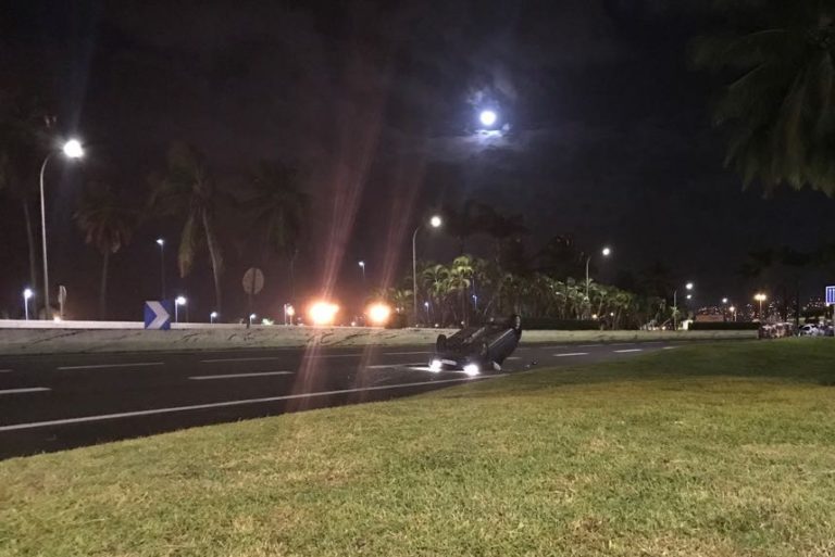 Il perd le contrôle de son véhicule qui termine sur le toit dans le virage de l&rsquo;aéroport