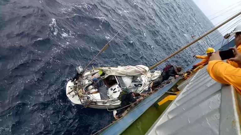 3 plaisanciers secourus en plein milieu de l&rsquo;océan Atlantique