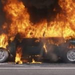 Voiture incendiée.