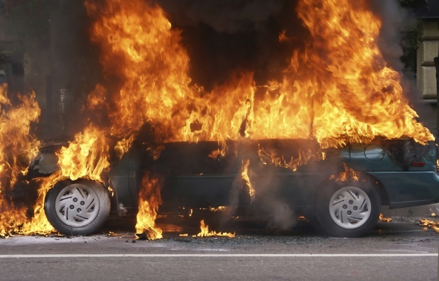 Voiture incendiée.