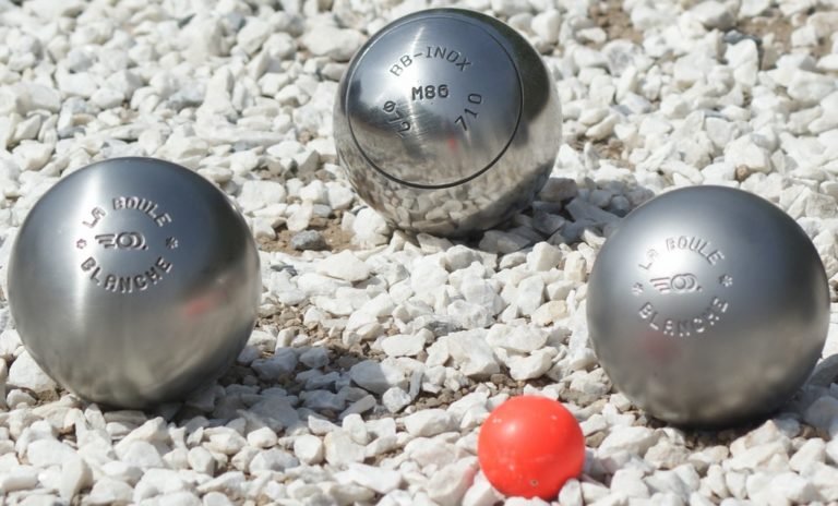 Une boule de pétanque oubliée dans un barbecue explose et tue un homme