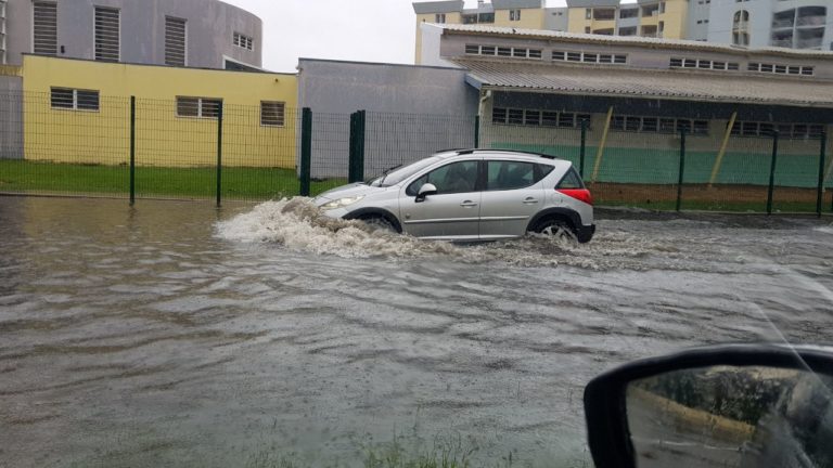Montée des eaux à Petit-Manoir au Lamentin, ce vendredi