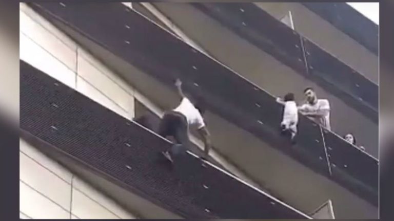 Mamoudou Gassama : le héros de Paris va être naturalisé et va intégrer les sapeurs-pompiers