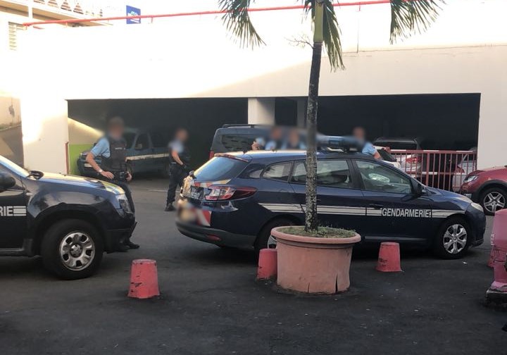Un homme blessé par arme blanche à l'entrée du centre commercial la Batelière