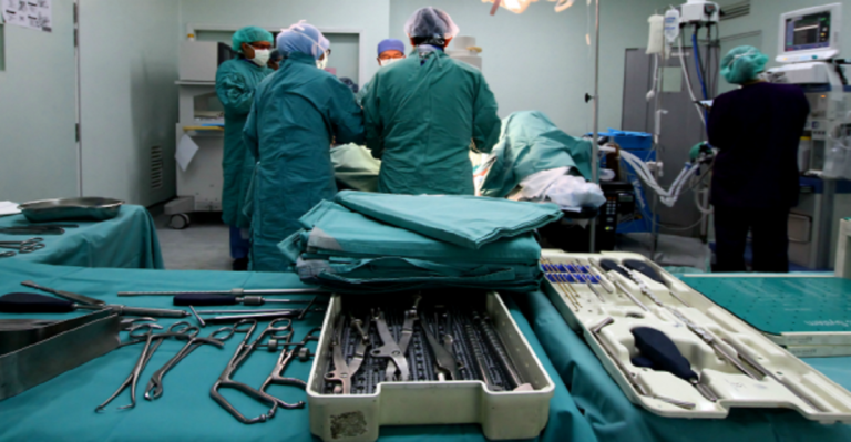 Bagarre entre deux médecins dans un bloc opératoire. Ils risquent la radiation