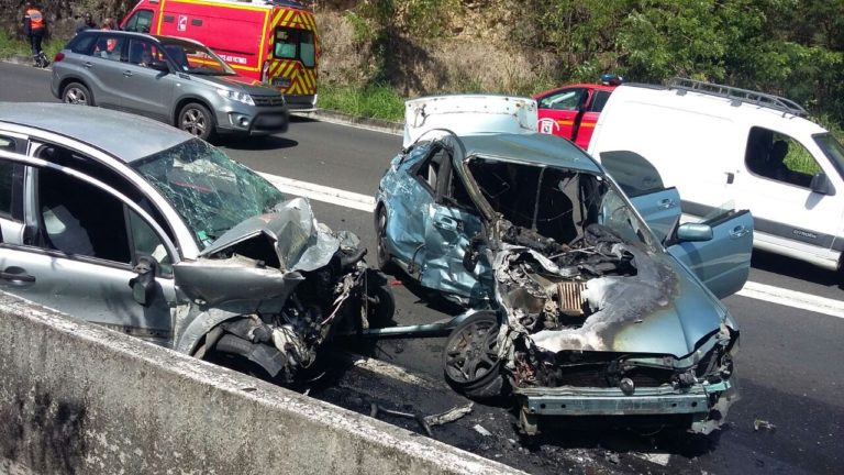 Un choc frontal entre 2 véhicules à Case-Pilote fait 4 blessés légers