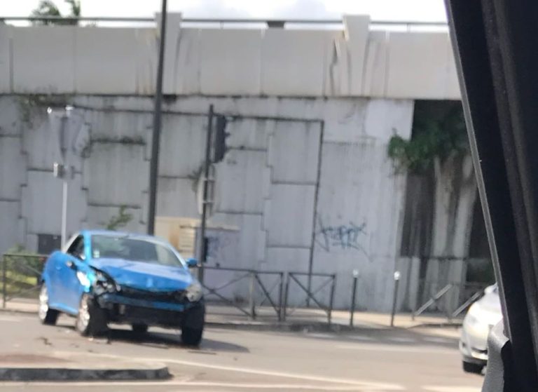 Deux voitures sont entrées en collision à Sainte-Thérèse