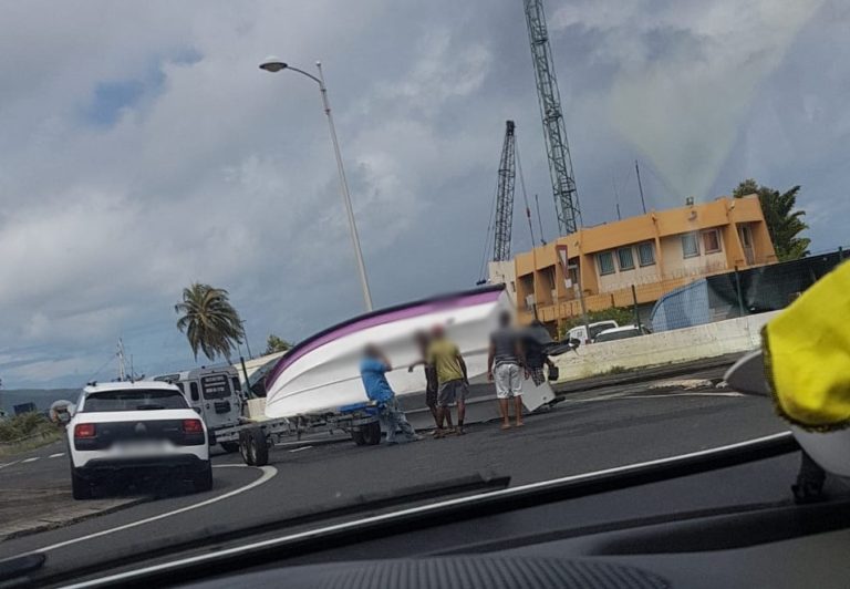 Un bateau sur une remorque se renverse dans le rond-point de la cimenterie à Fort-de-France
