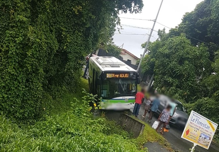 Un bus fait une sortie de route à Morne-Pavillon au Lamentin