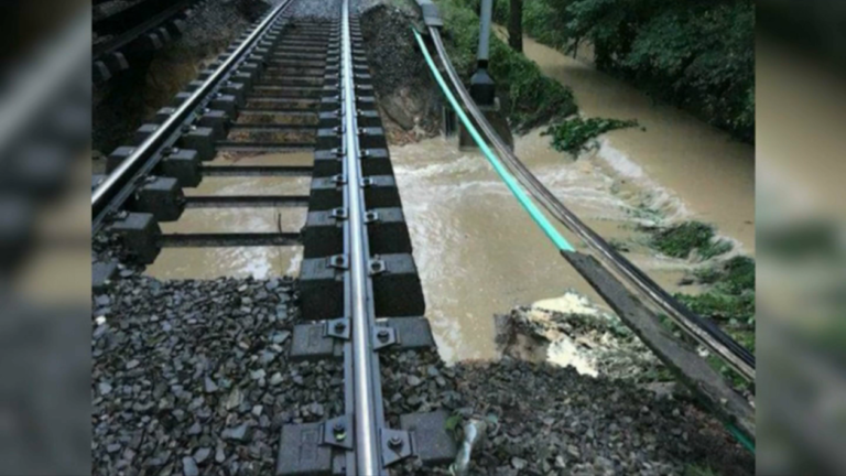 Un train déraille à Paris suite à un glissement de terrain et fait 7 blessés