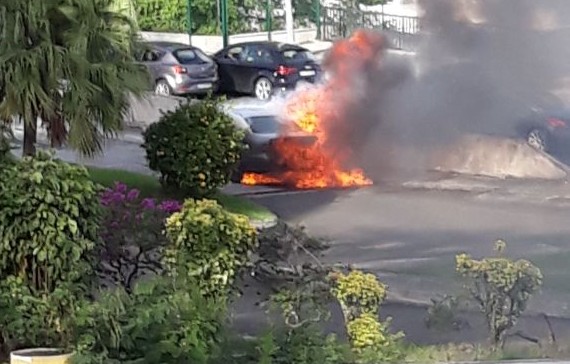 Une voiture ravagée par les flammes sur le tunnel de l'ancienne maternité (Vidéo)