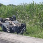 Une voiture sur le toit un rond-point au Lamentin. Gros embouteillages