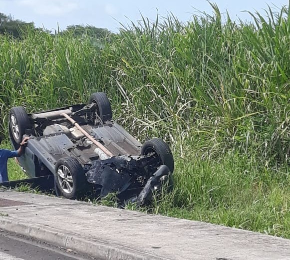 Une voiture sur le toit un rond-point au Lamentin. Gros embouteillages