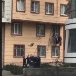Un enfant laissé sans surveillance se retrouve à la fenêtre et est sauvé in extremis (Vidéo)