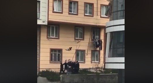 Un enfant laissé sans surveillance se retrouve à la fenêtre et est sauvé in extremis (Vidéo)