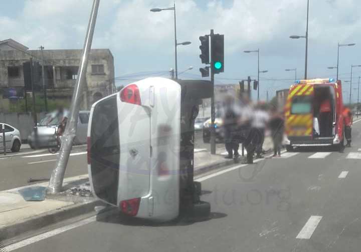 Une voiture termine sur le flanc à Sainte-Thérèse à Fort-de-France