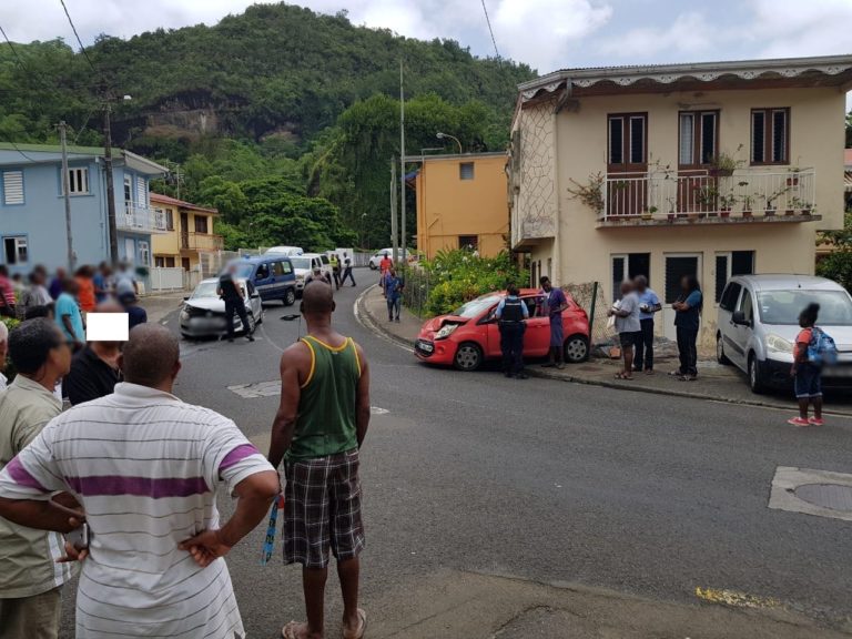 Deux voitures entrent en collision à Rivière-Pilote