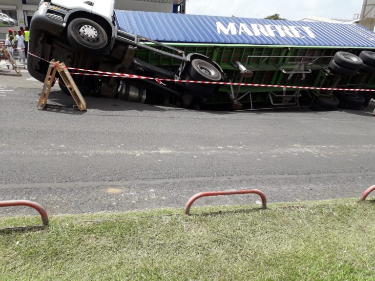 (VIDÉO) Un camion renversé dans la zone de la Jambette au Lamentin