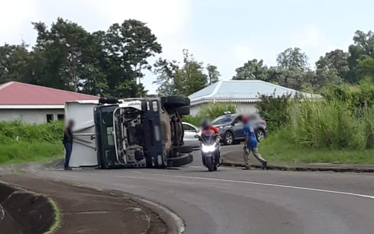Un camion renversé dans un rond-point au Saint-Esprit