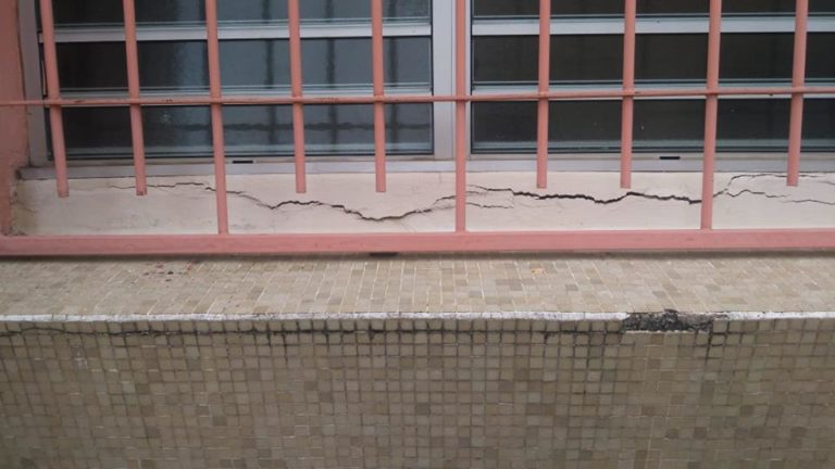 Des fissures apparaissent dans un bâtiment du collège Jacques Roumain à Rivière-Pilote suite au séisme